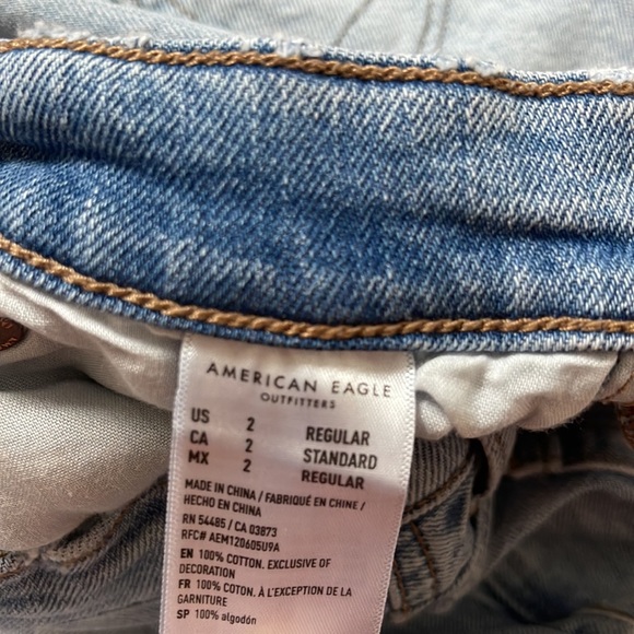 American Eagle 90s Boyfriend Jean - Picture 3 of 3